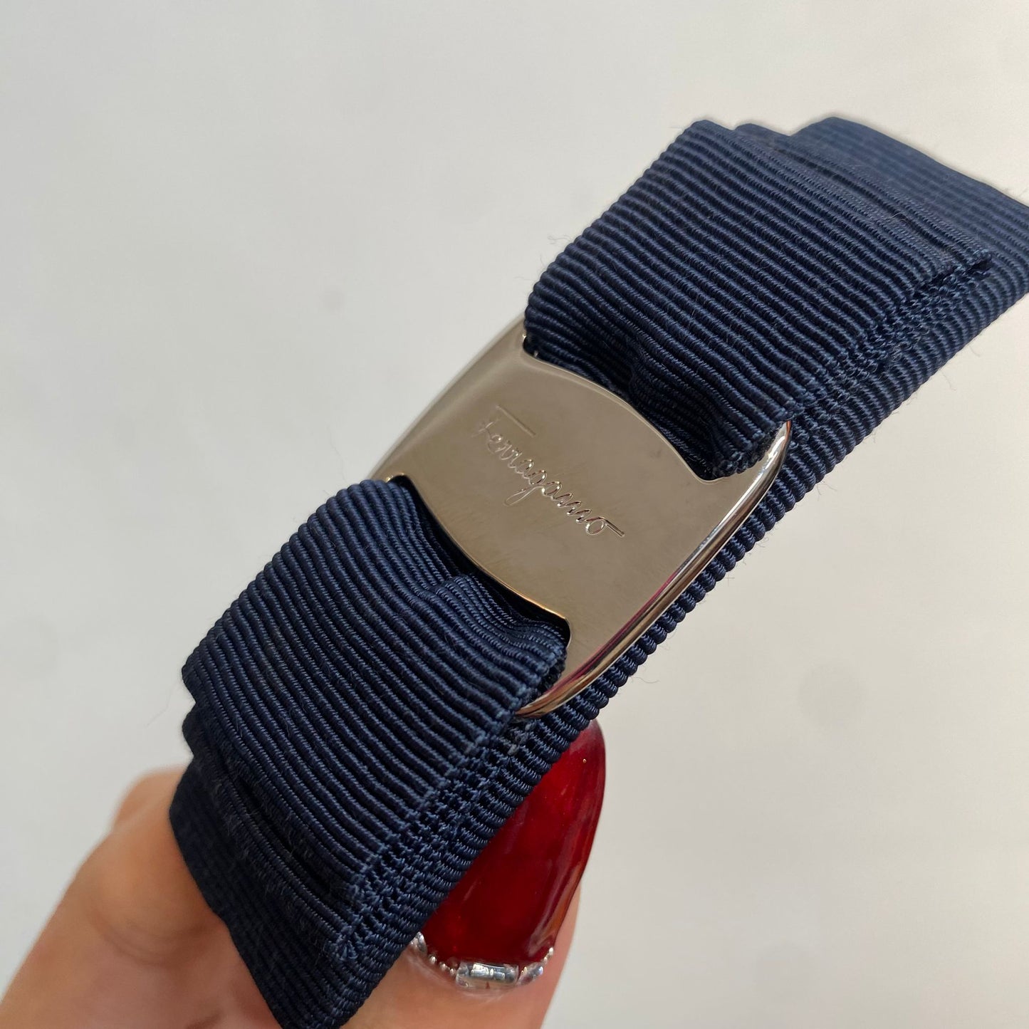 Ferragamo深藍髮夾 有盒