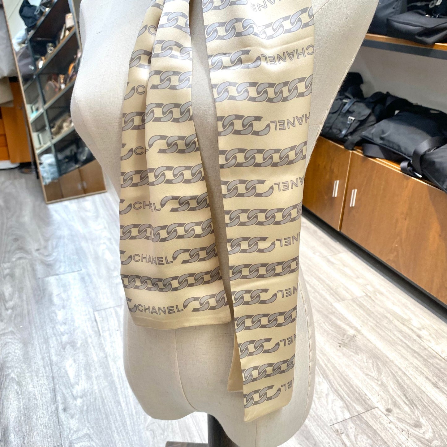 Chanel 100%真絲長絲巾 有tag