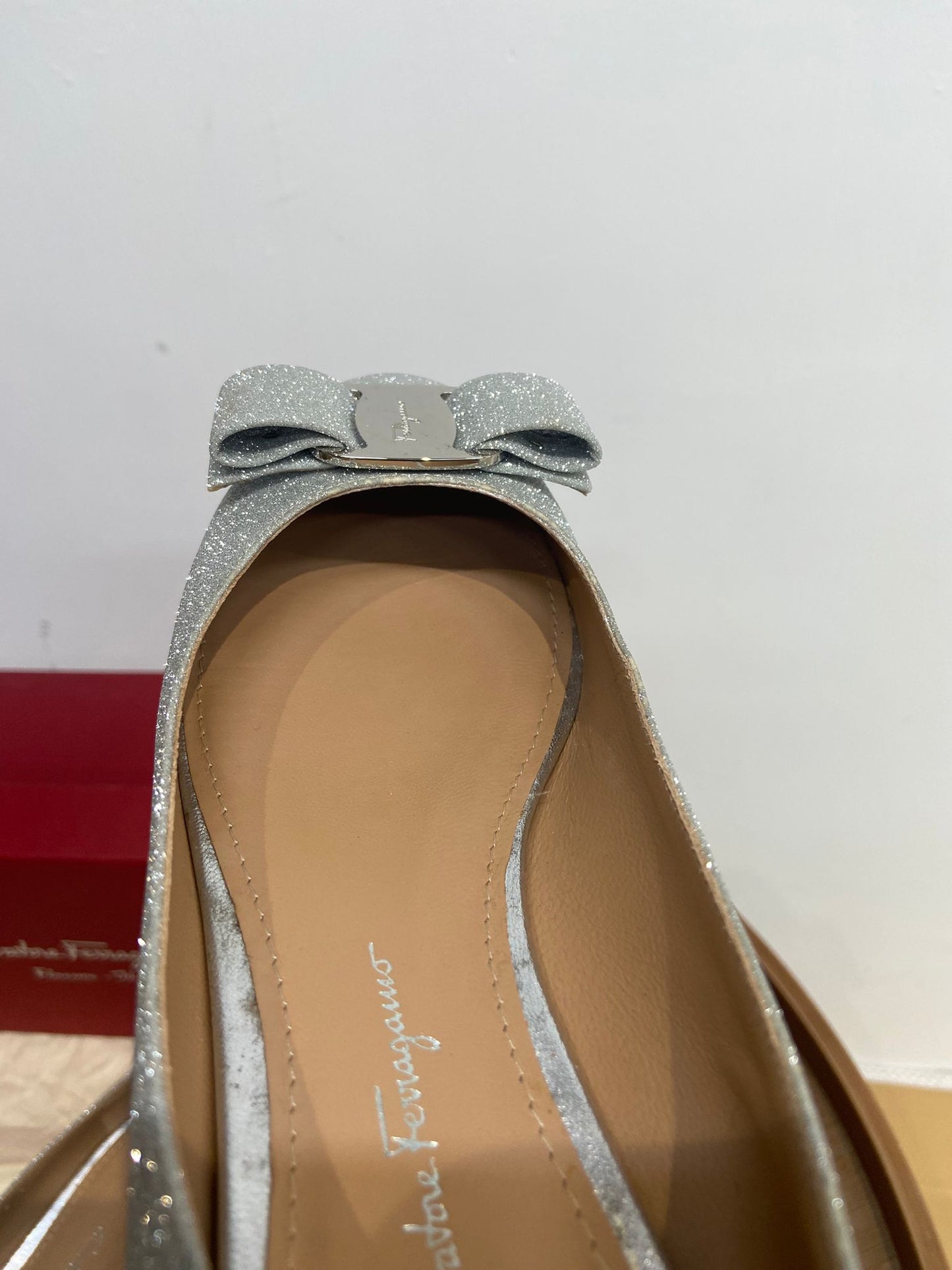 Ferragamo 銀色平底鞋