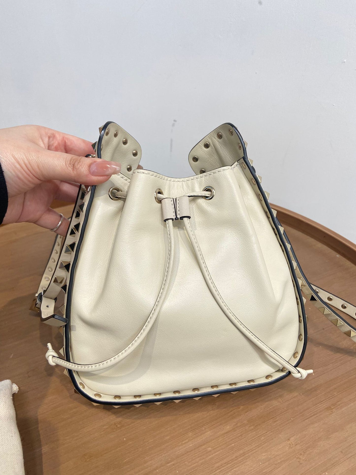 Valentino 索繩斜孭袋