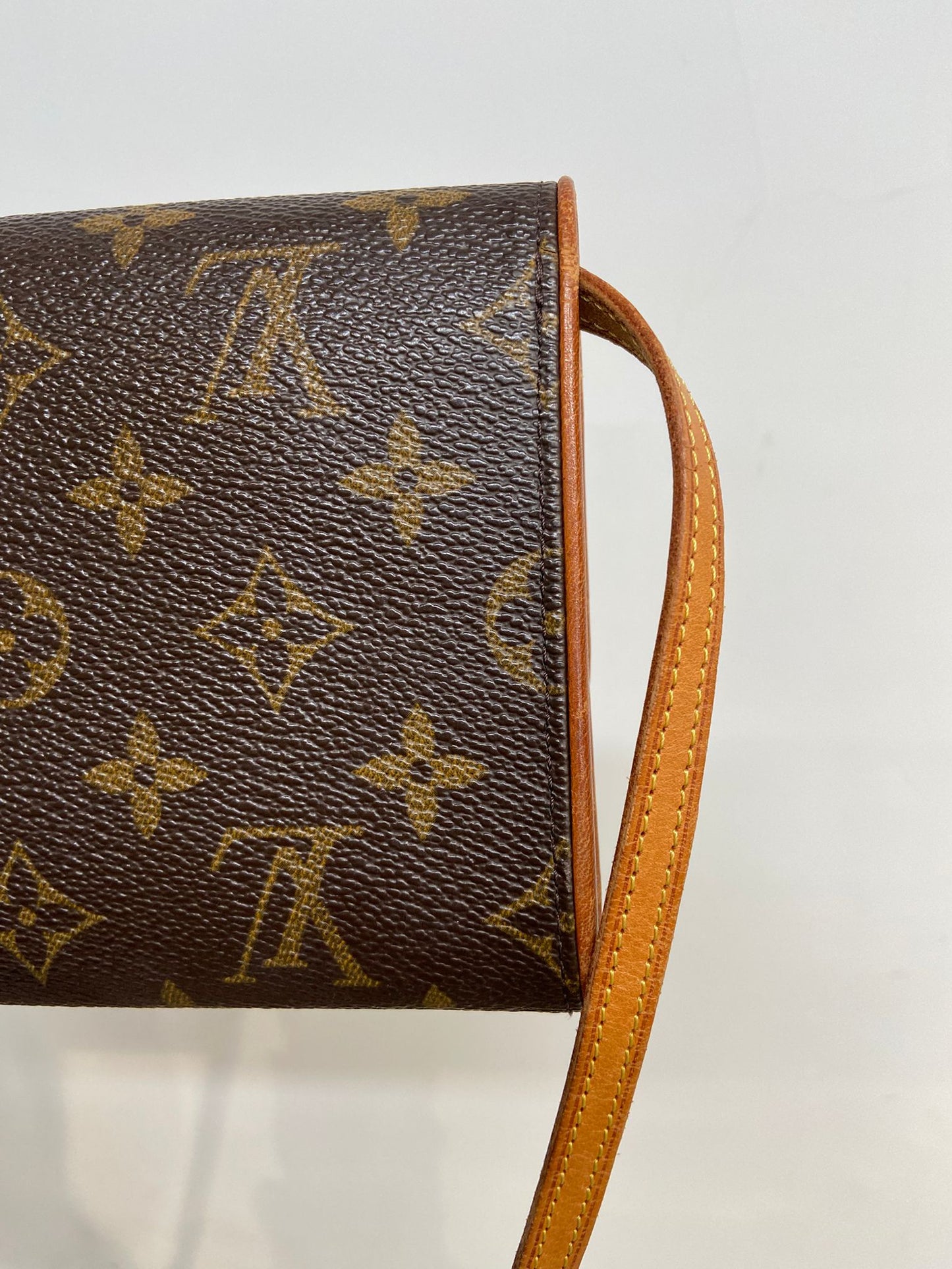 LV 信封斜孭袋