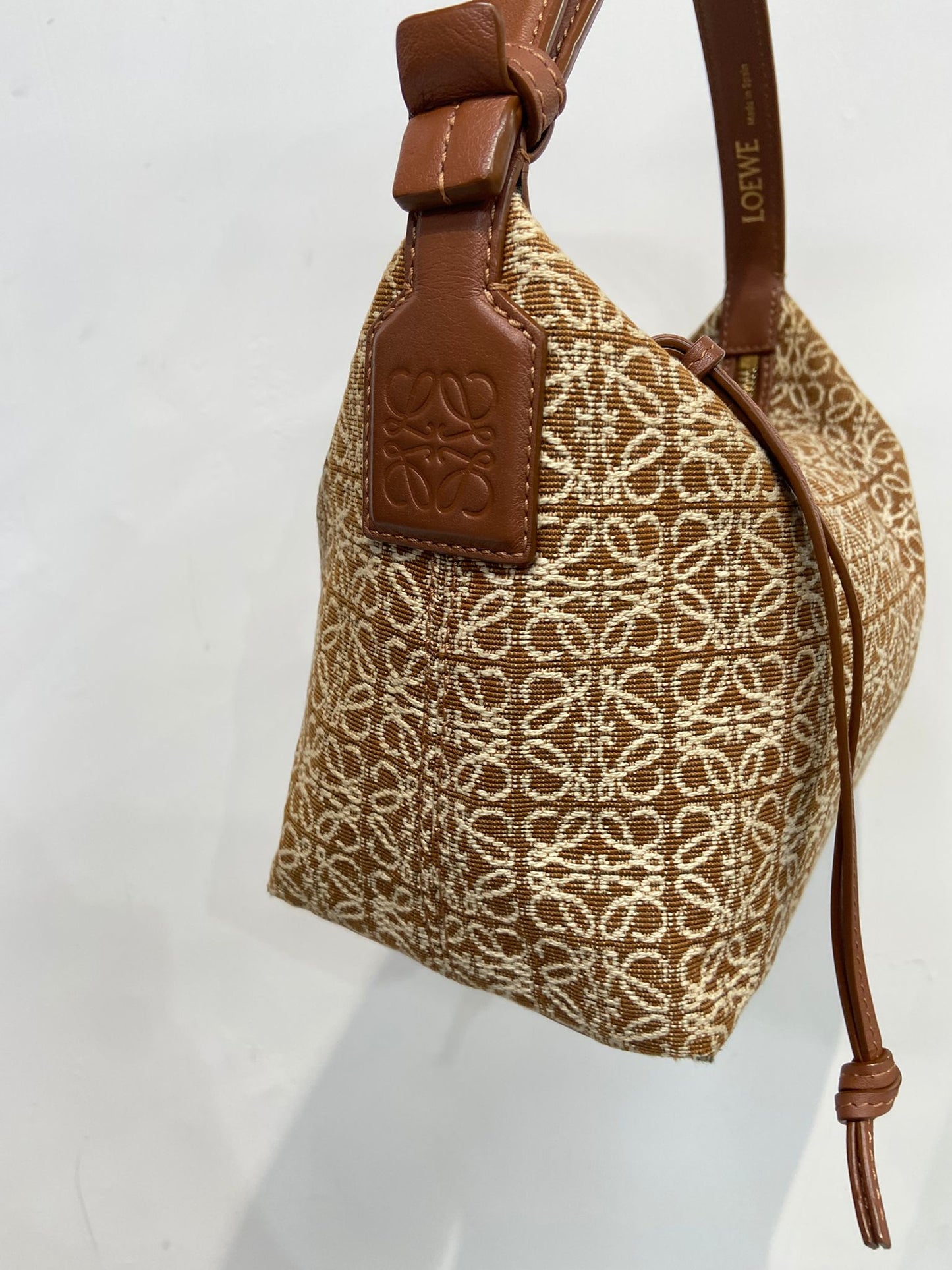 Loewe anal cubi飯盒包