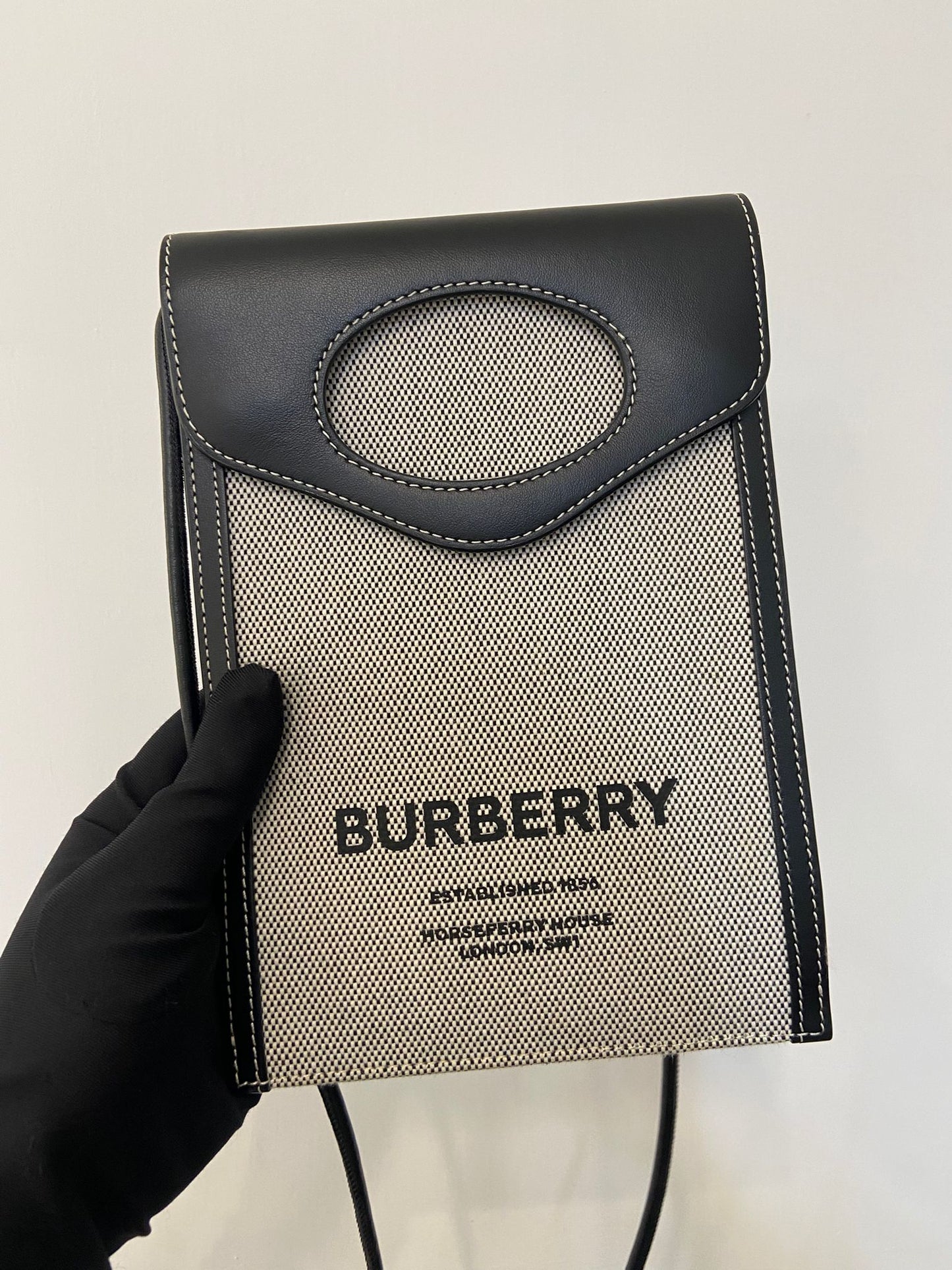 Burberry 帆布拼黑斜孭袋