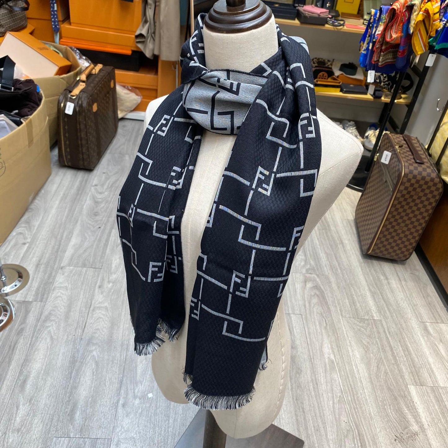 Fendi 頸巾