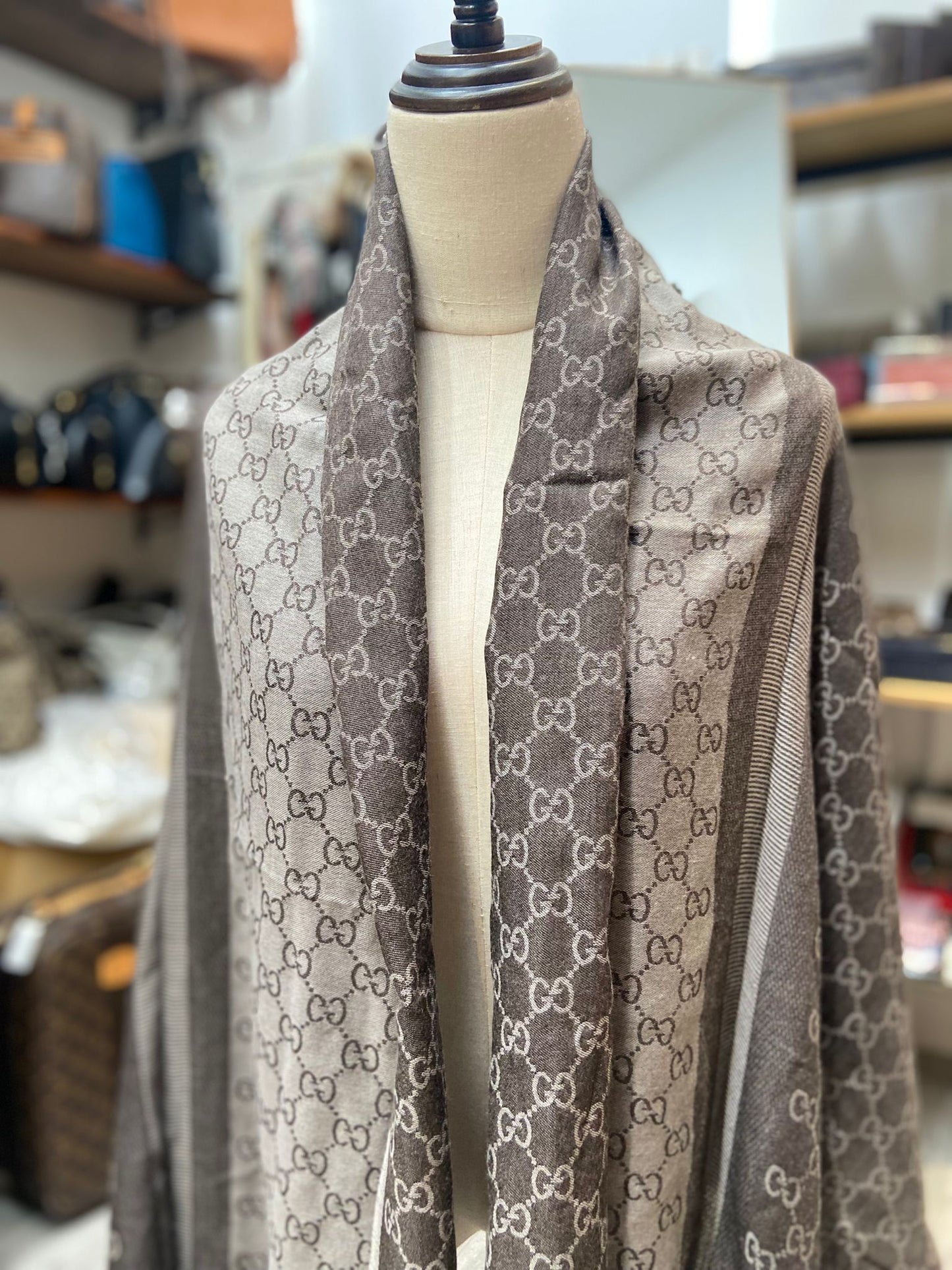 Gucci scarf 灰色深淺雙色