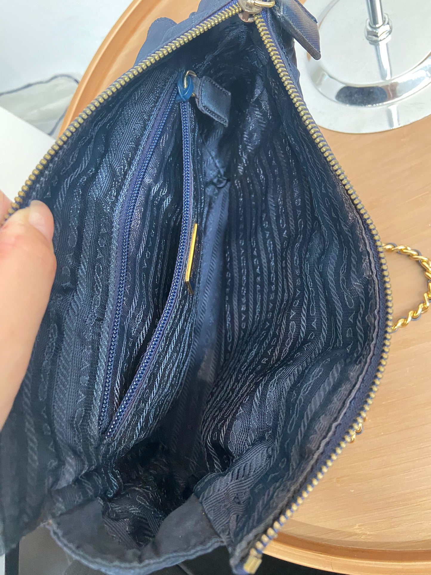 Prada 深藍色降落傘鏈條包