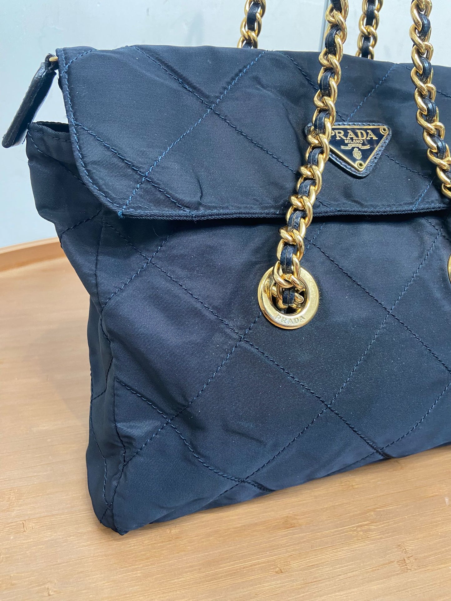 Prada 深藍色降落傘鏈條包