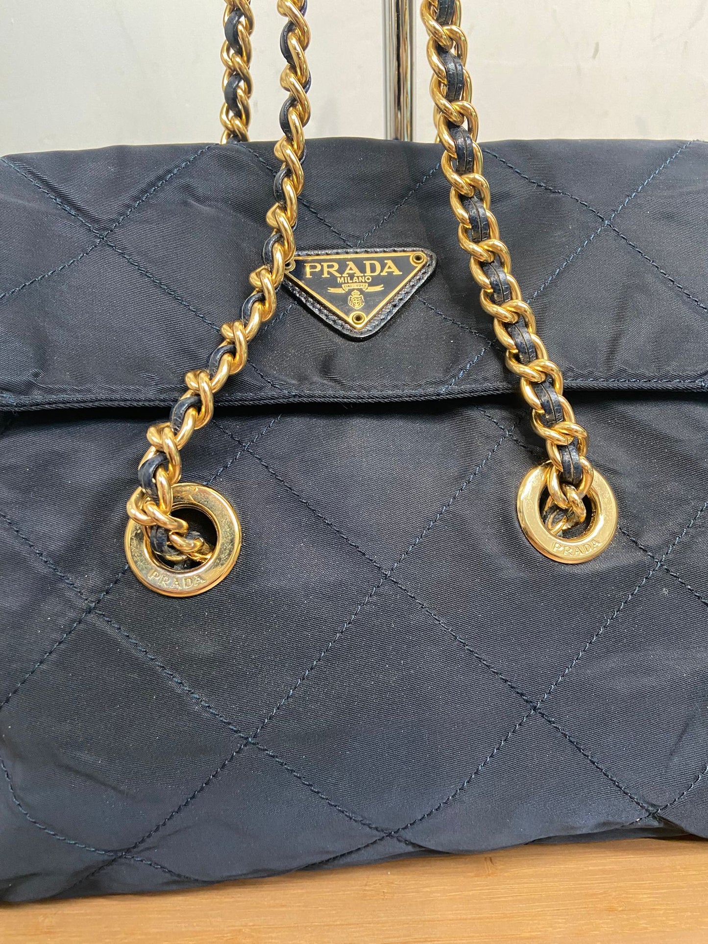 Prada 深藍色降落傘鏈條包