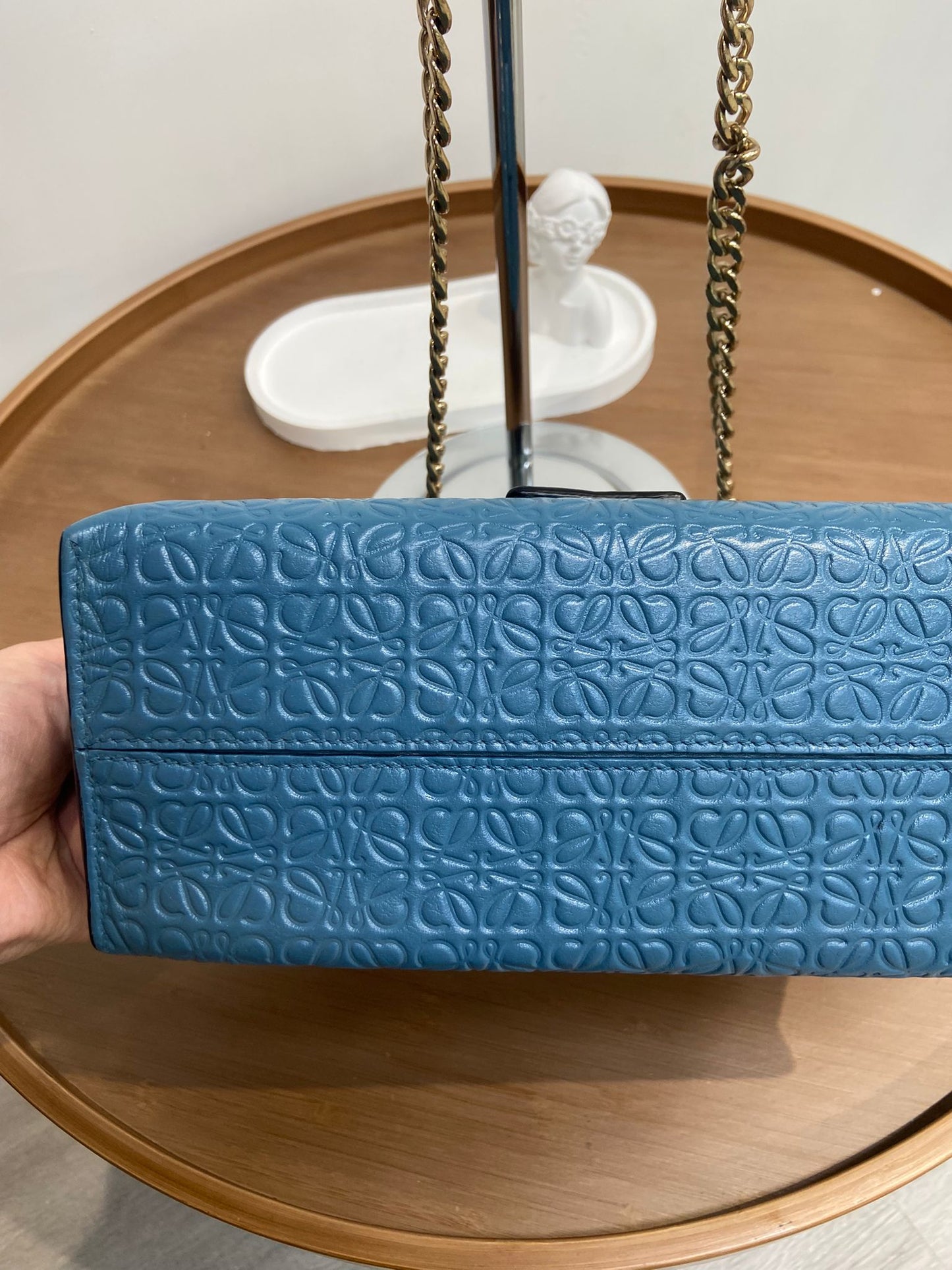 LOEWE Avenue 壓花logo鏈條袋