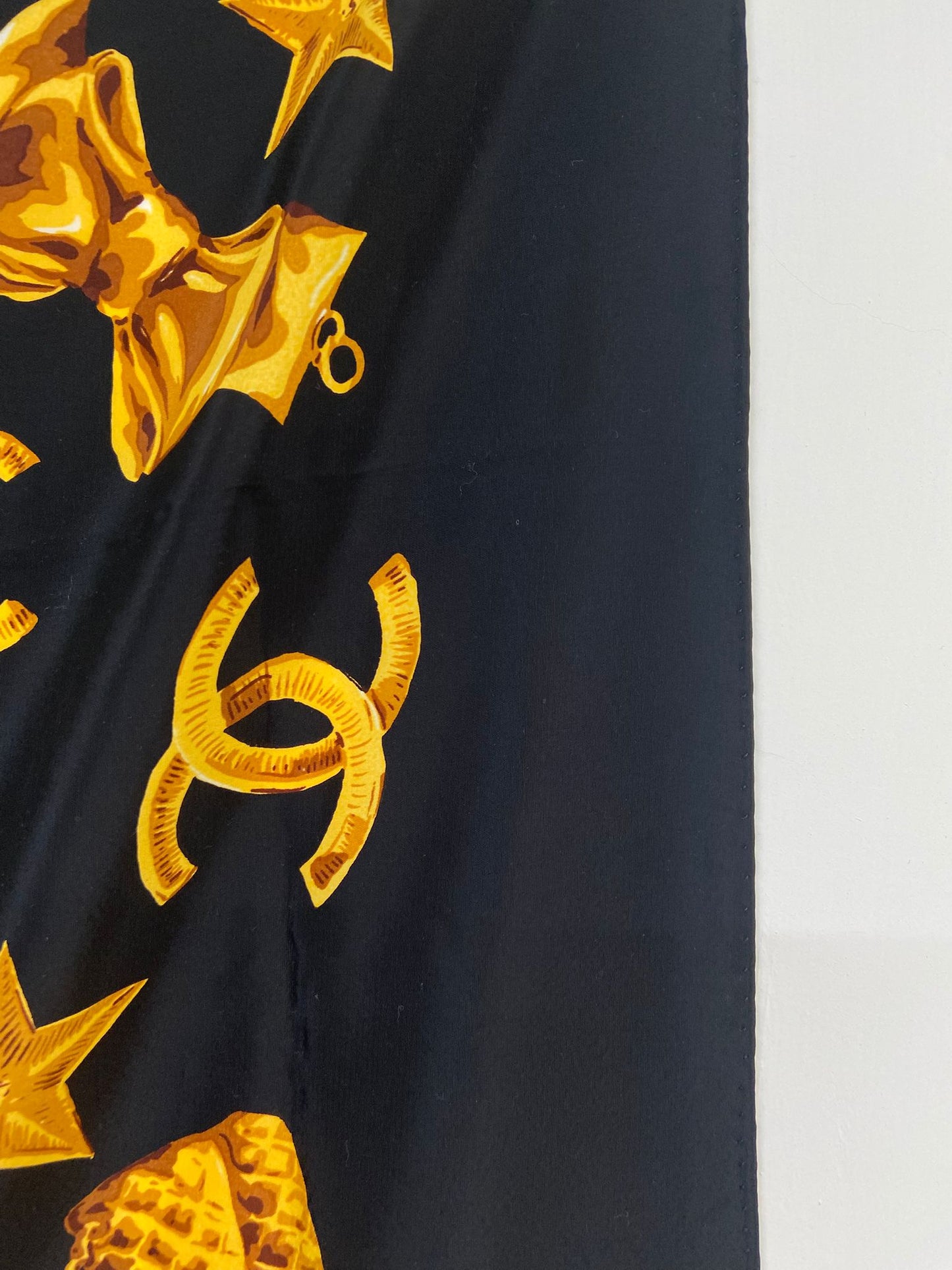 CHANEL 黑金絲巾
