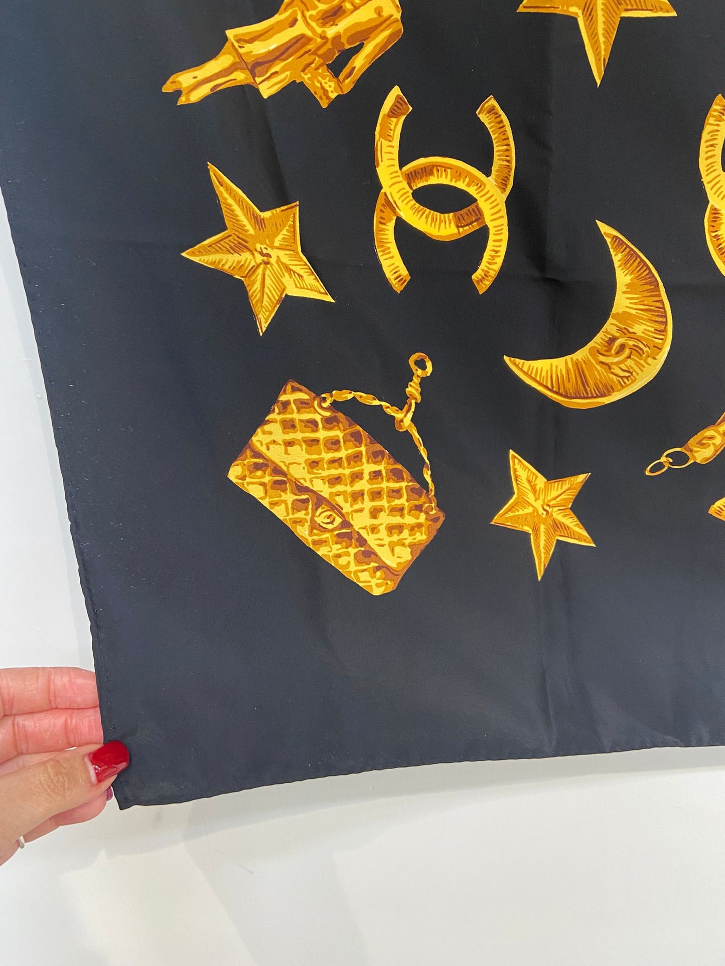 CHANEL 黑金絲巾