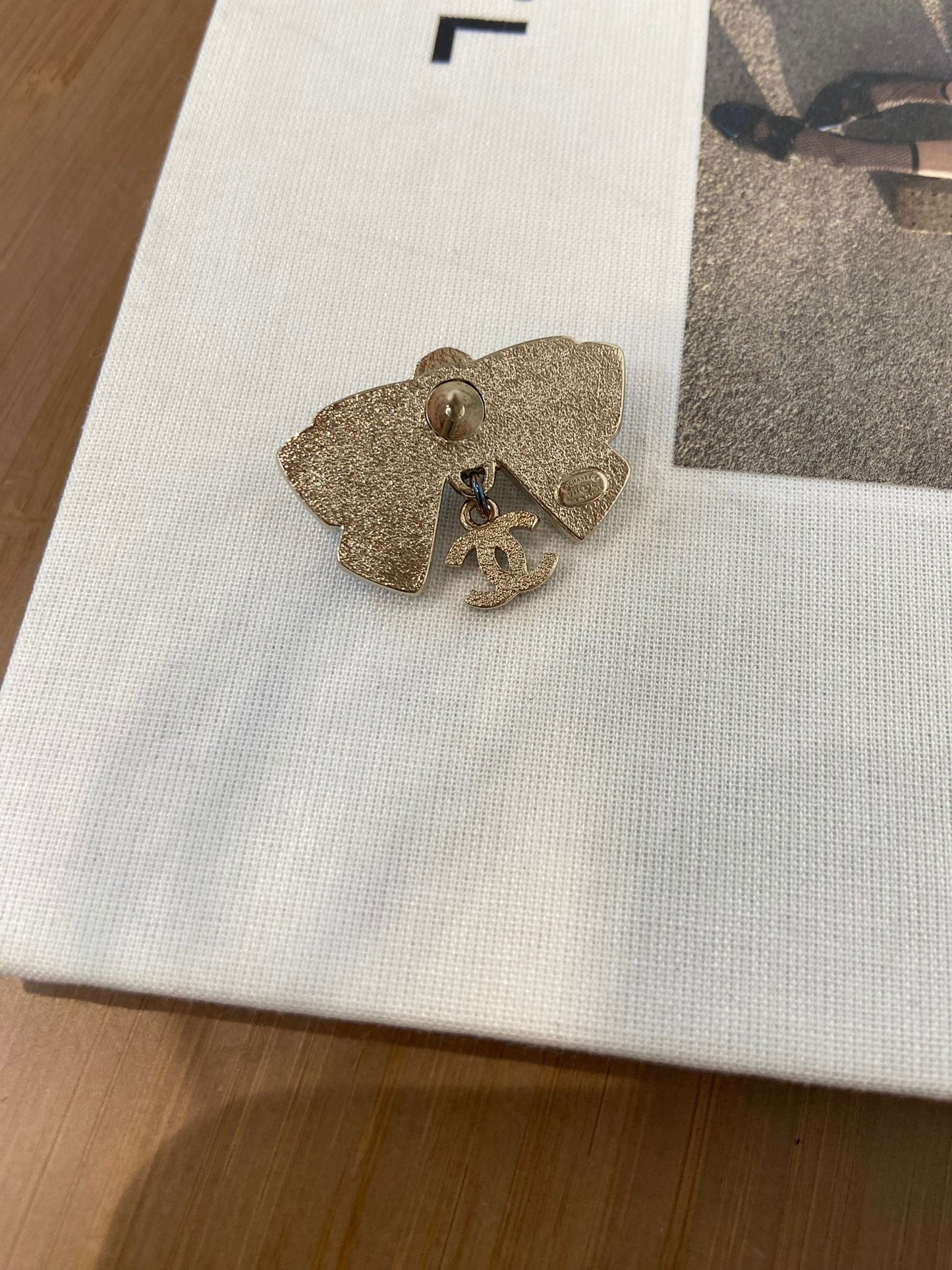 CHANEL 山茶花蝴蝶結 心口針