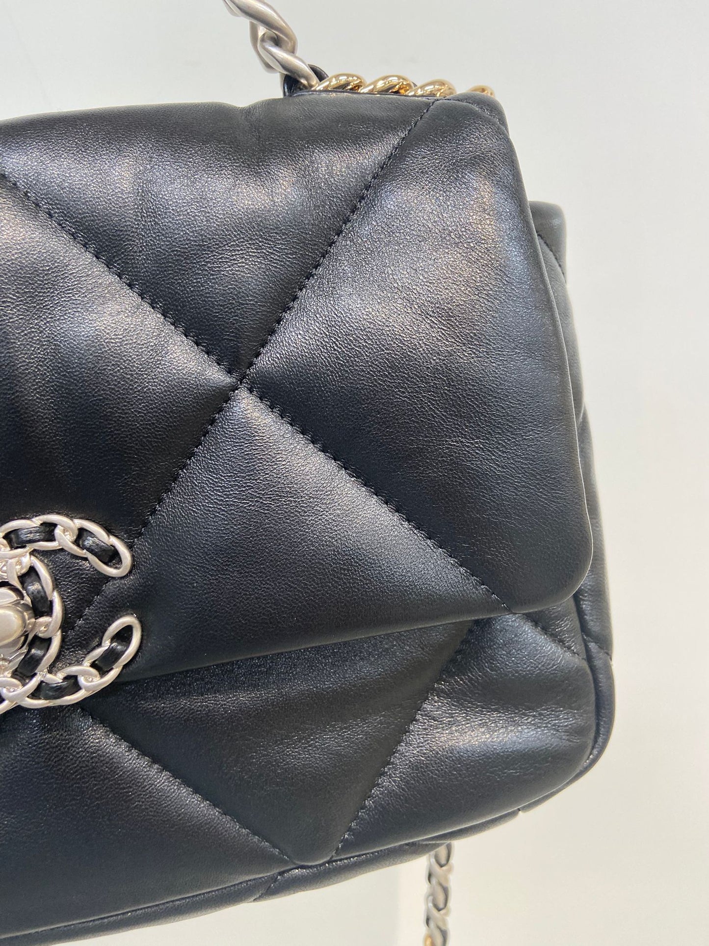 Chanel 19 small