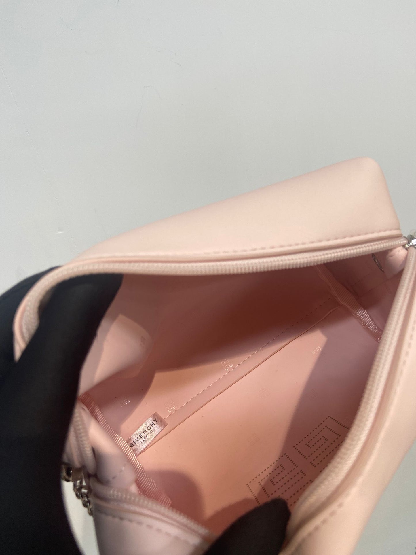 Givenchy beauty 粉色斜孭袋仔