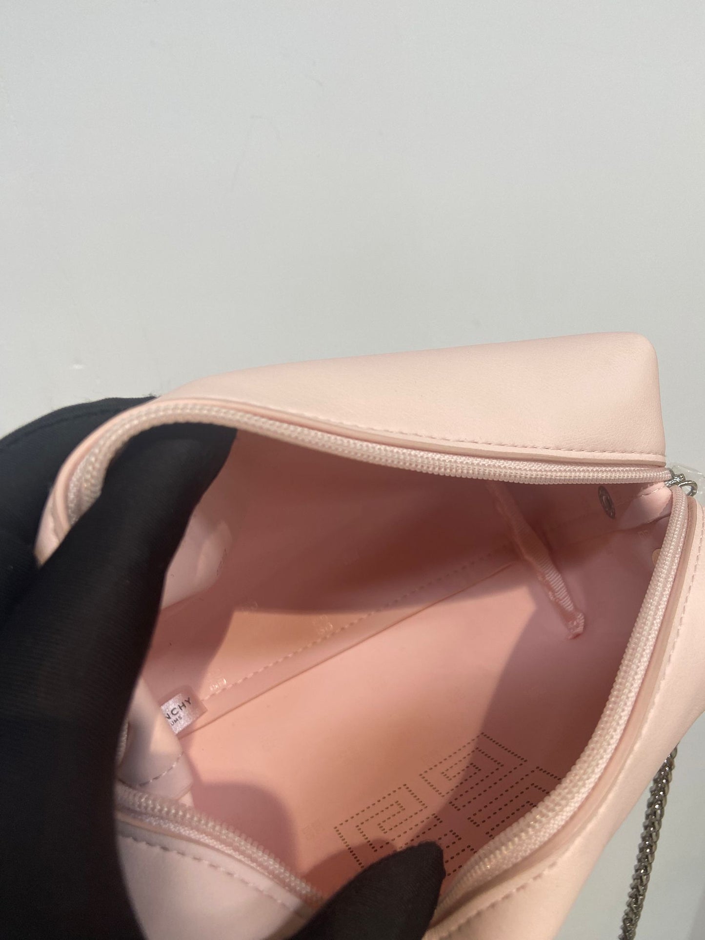 Givenchy beauty 粉色斜孭袋仔