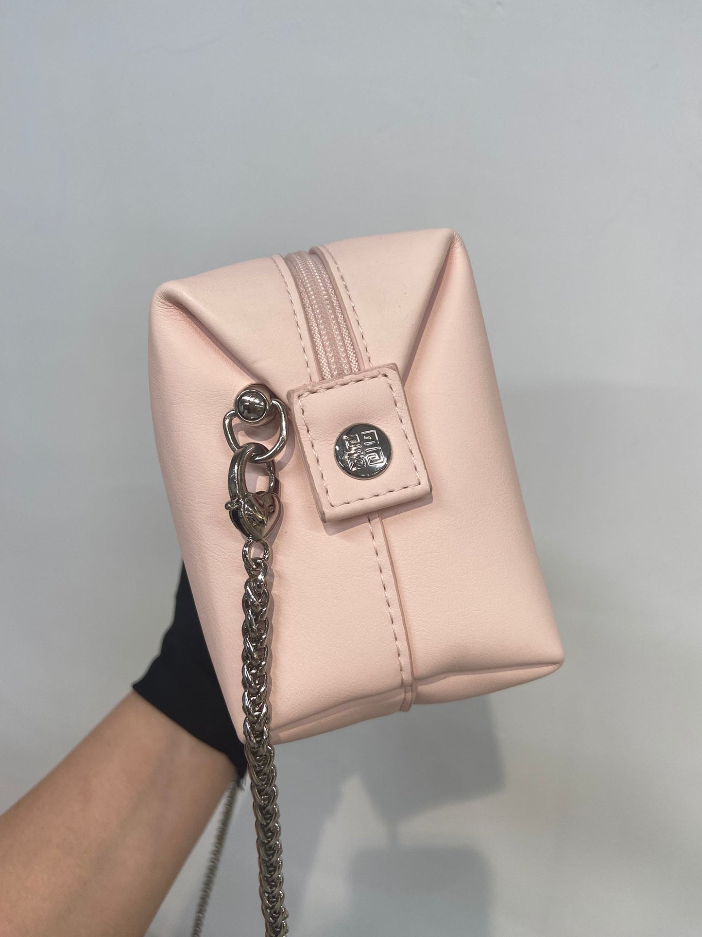 Givenchy beauty 粉色斜孭袋仔