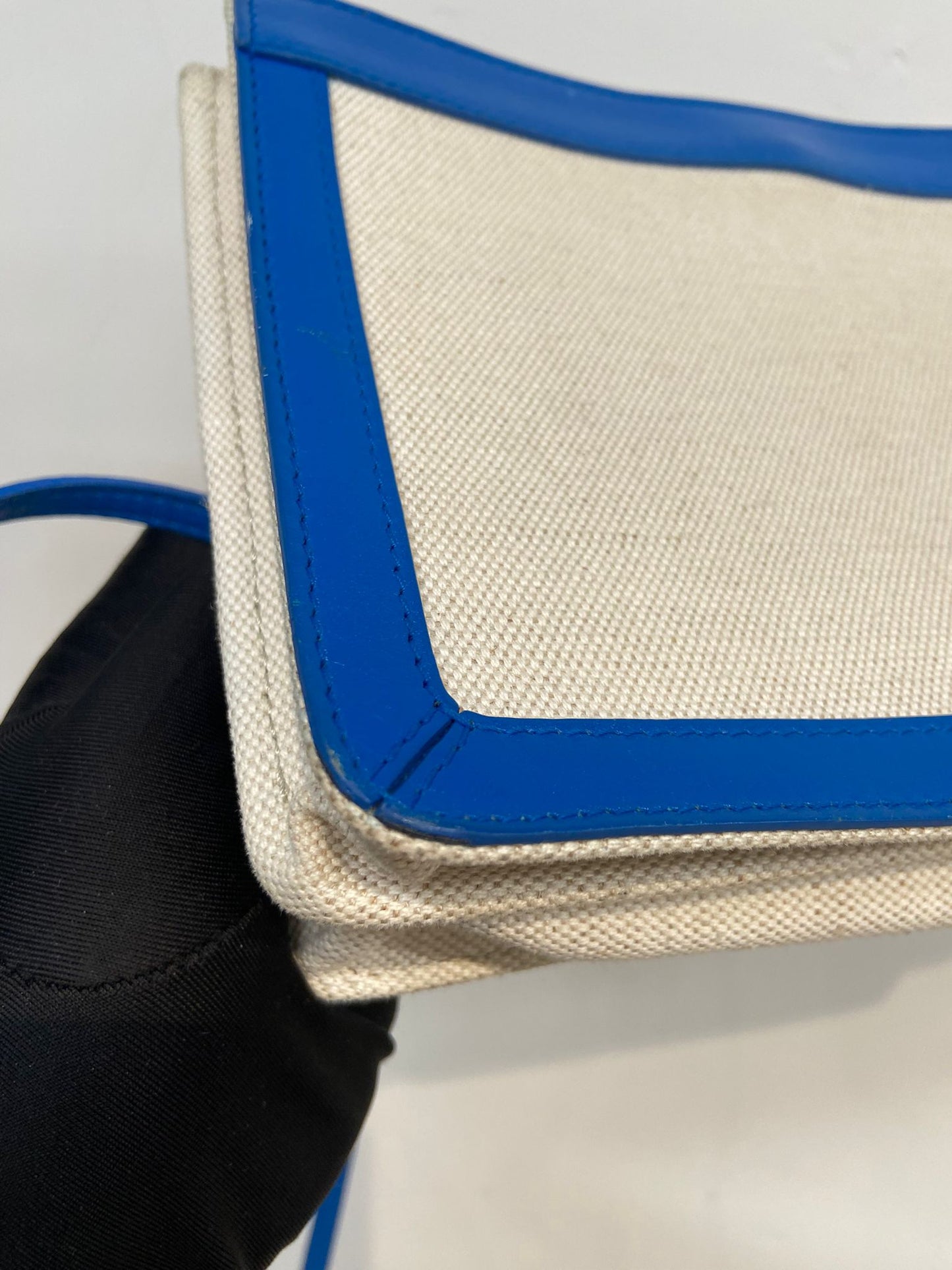 Balenciaga帆布配皮斜孭袋