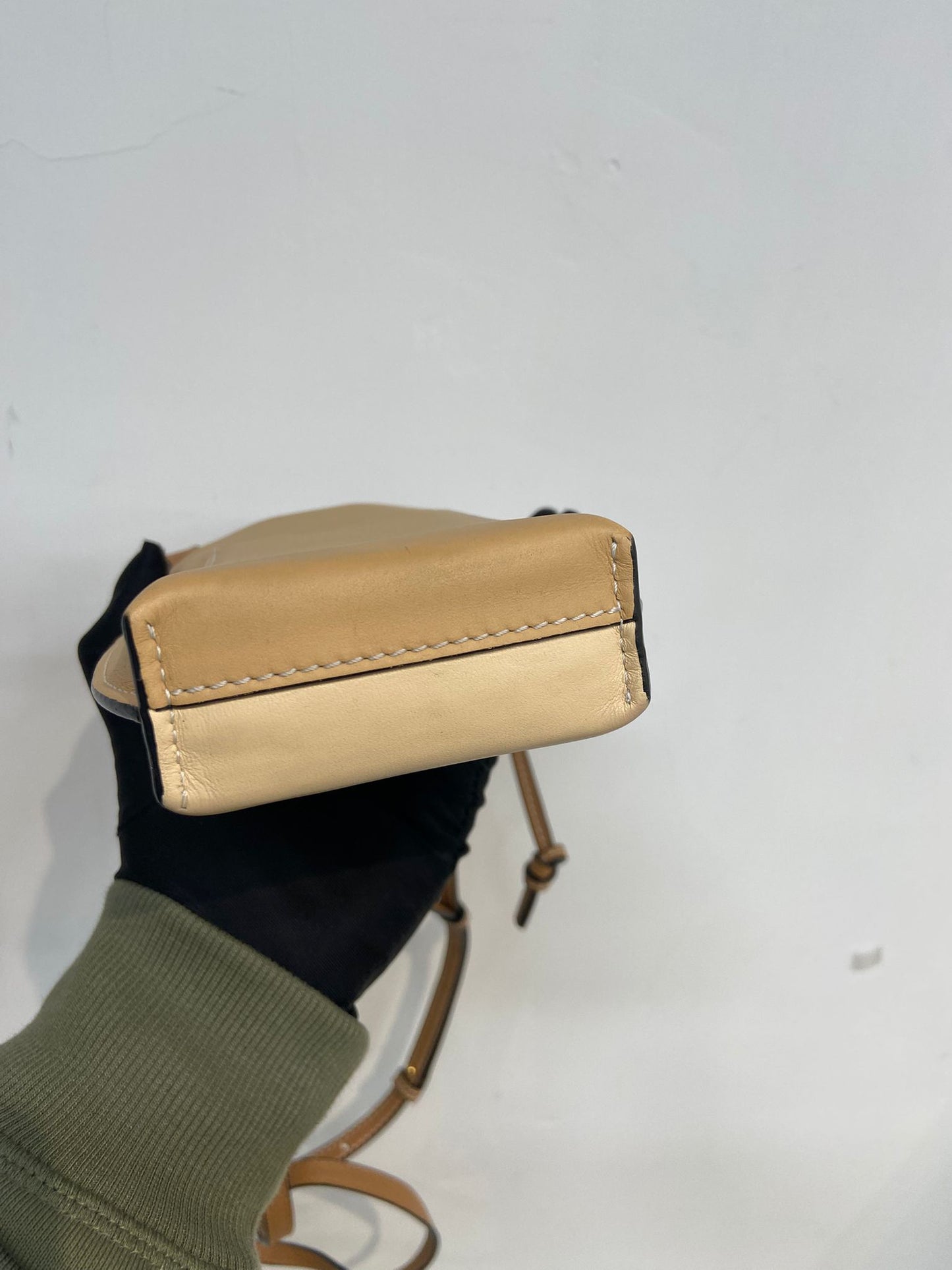 Loewe 直身電話袋