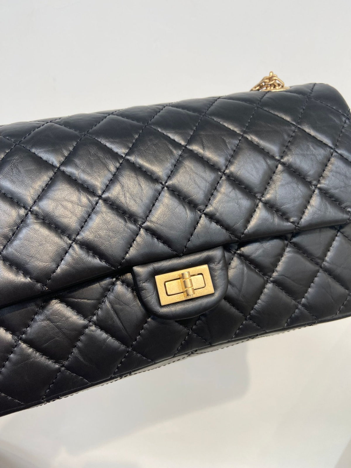 CHANEL 2.55 黑金牛皮