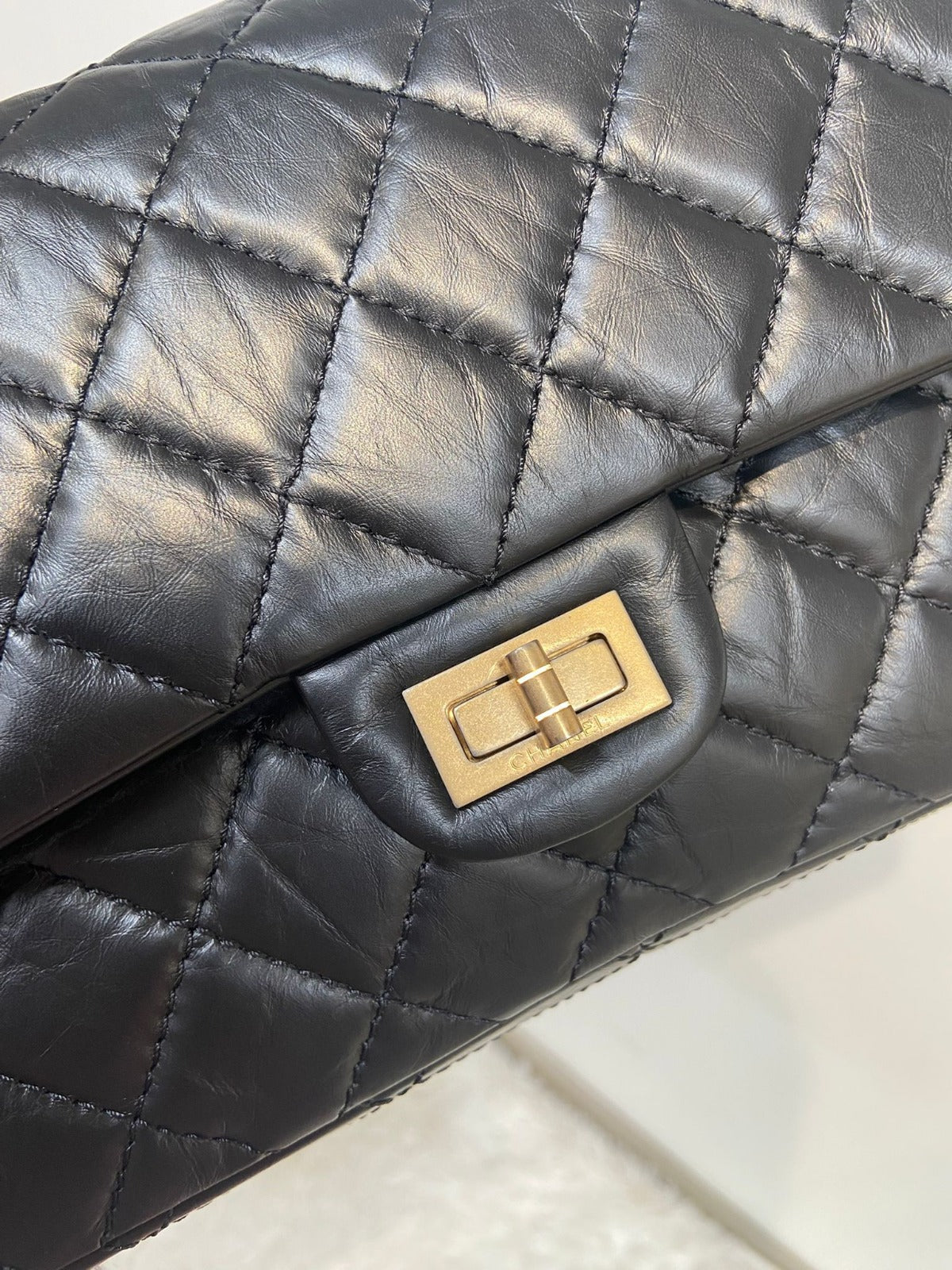 CHANEL 2.55 黑金牛皮