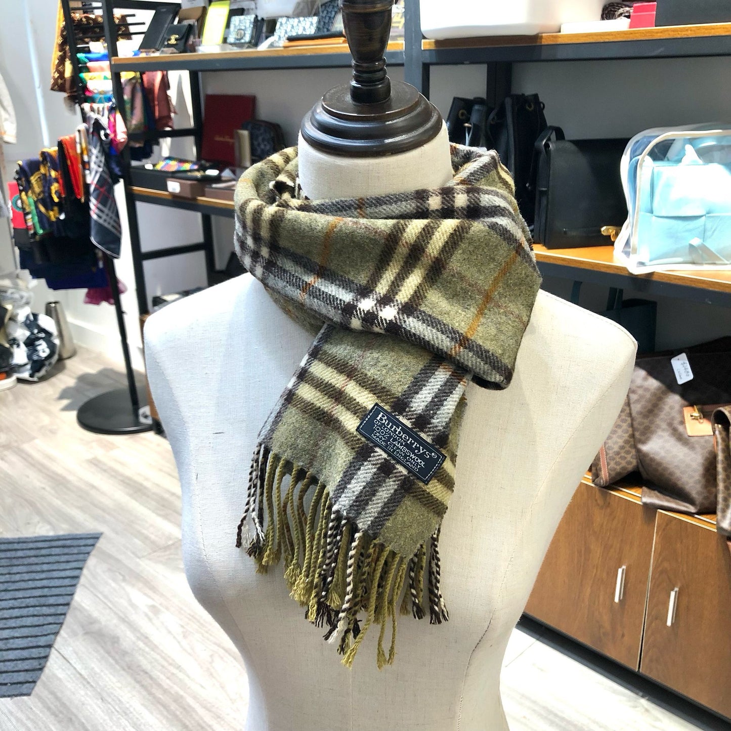 Burberry灰綠頸巾