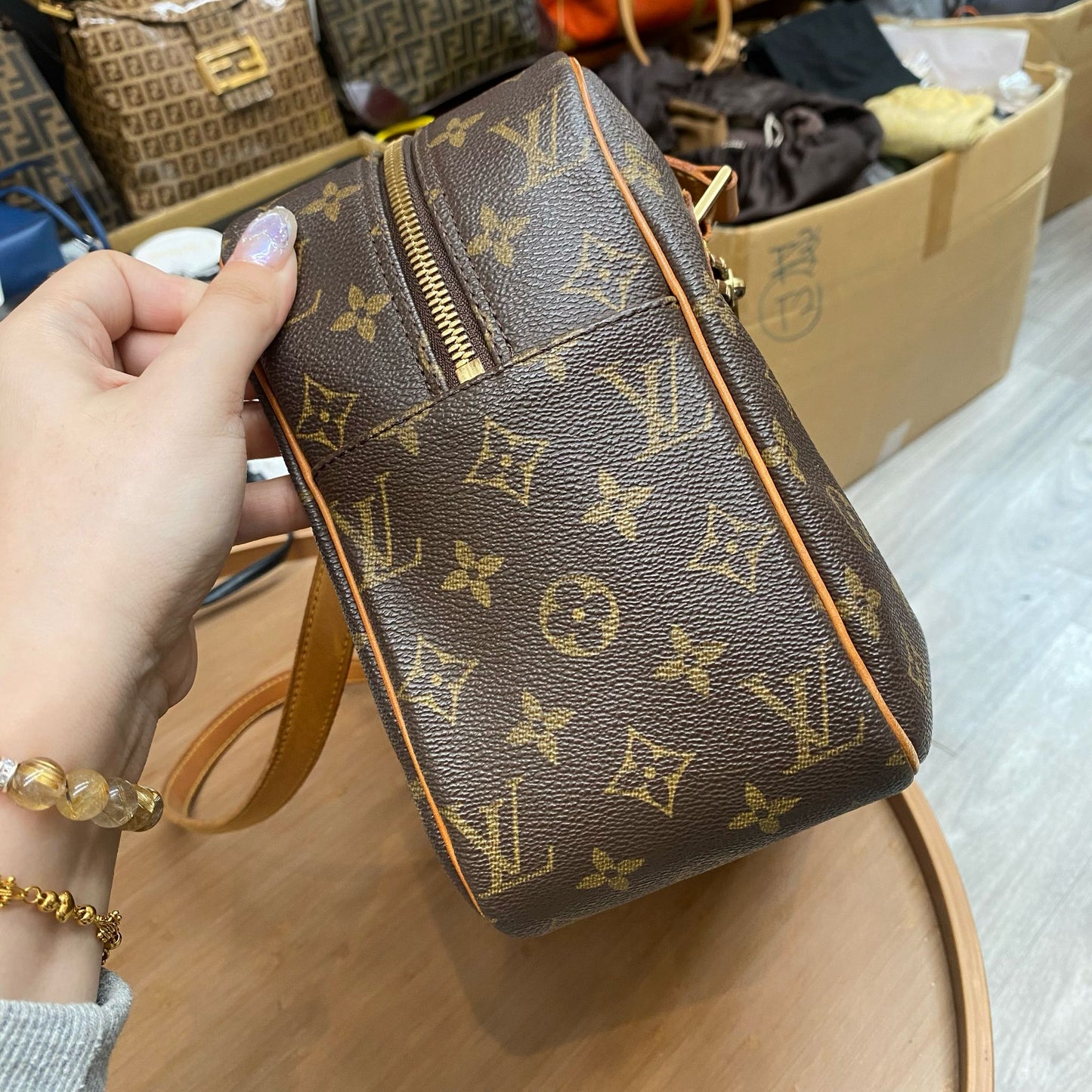LV 學生袋
