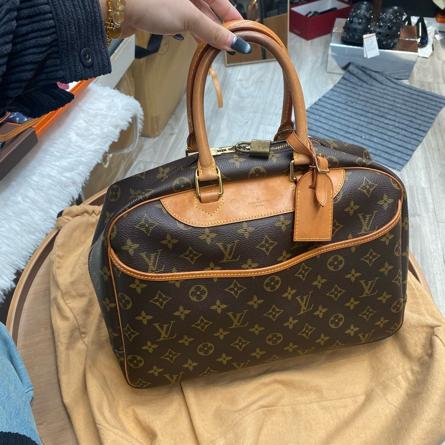 LV Deauville 有塵袋