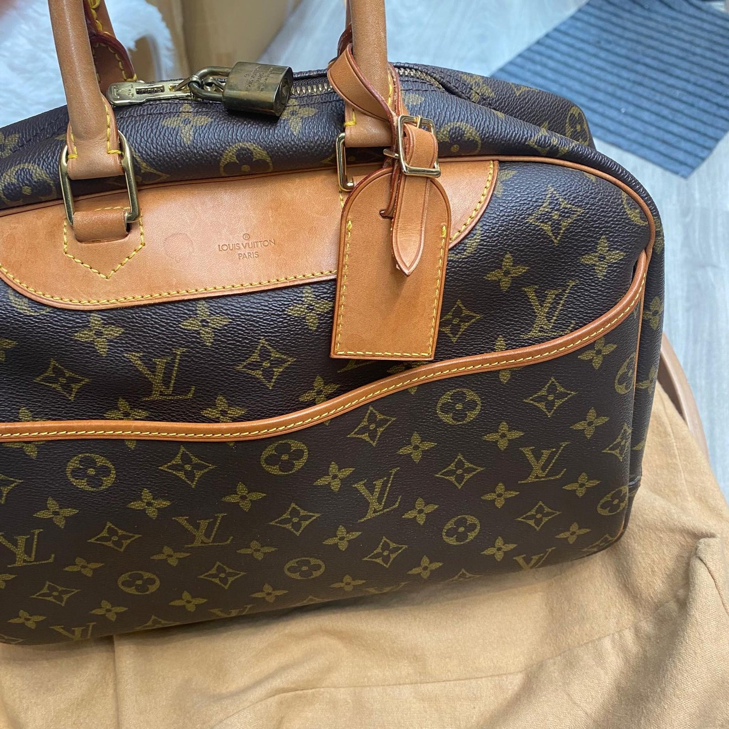 LV Deauville 有塵袋