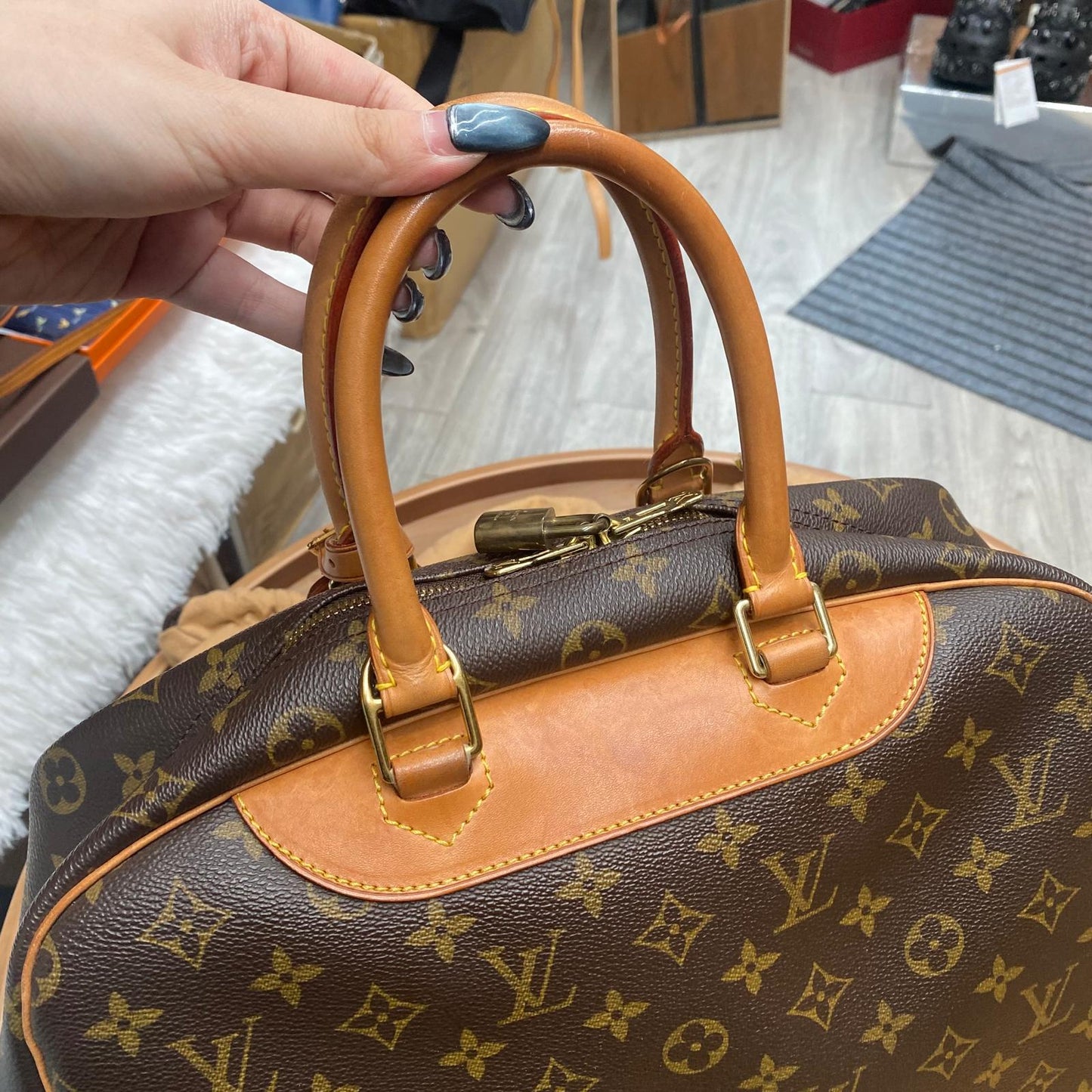 LV Deauville 有塵袋
