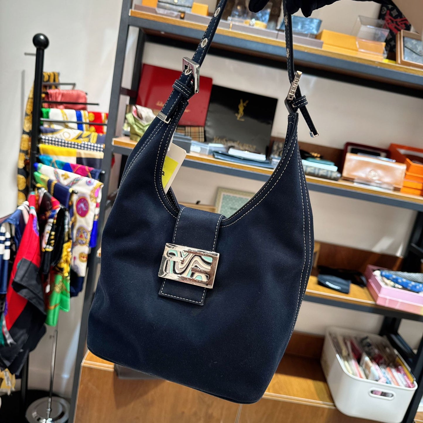 FENDI 琺瑯扣牛仔牛角腋下袋