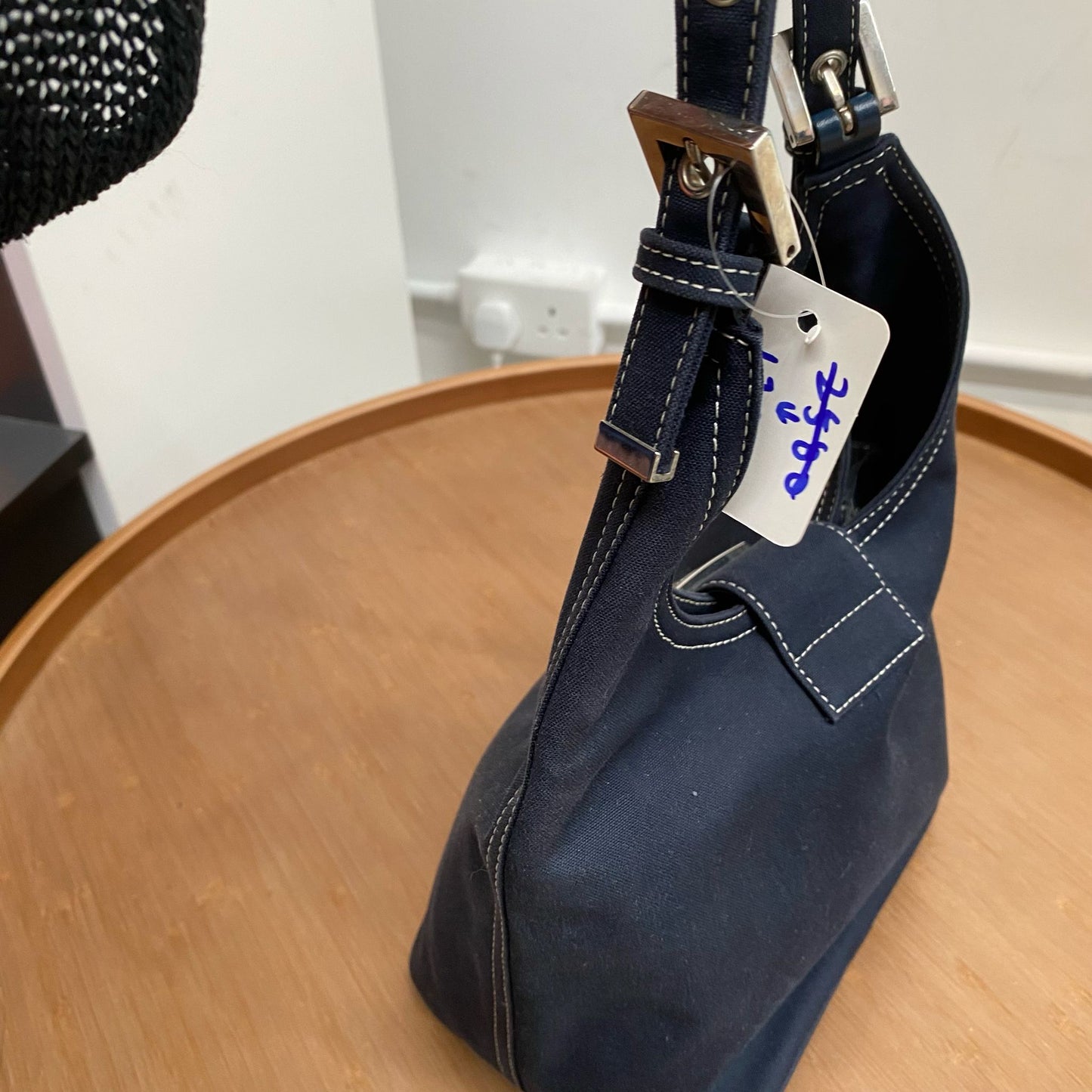 FENDI 琺瑯扣牛仔牛角腋下袋