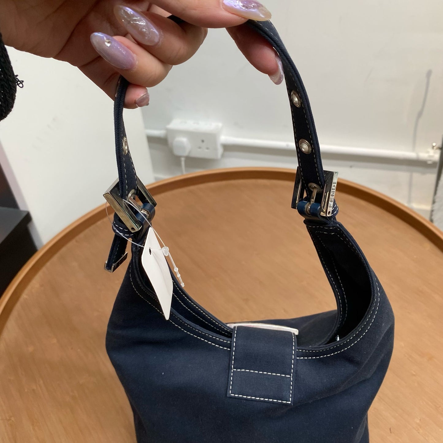 FENDI 琺瑯扣牛仔牛角腋下袋