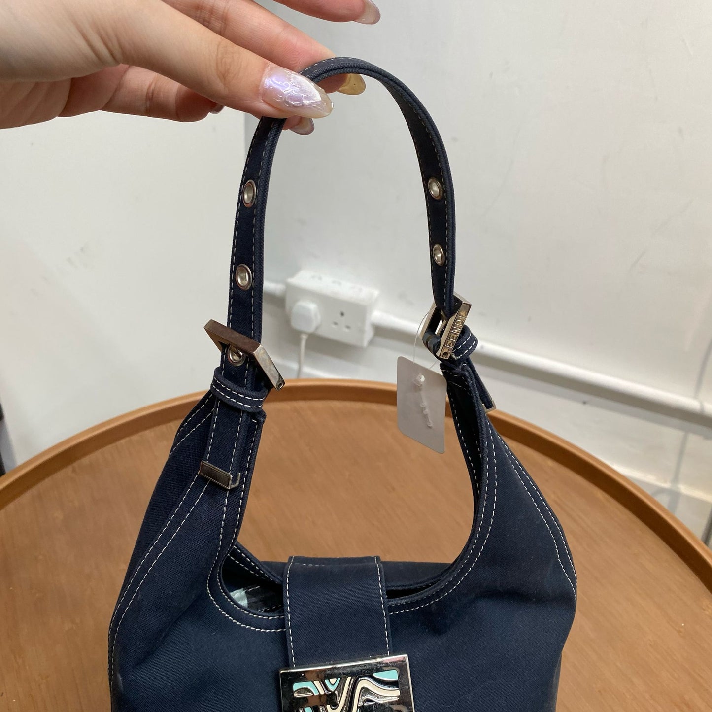 FENDI 琺瑯扣牛仔牛角腋下袋