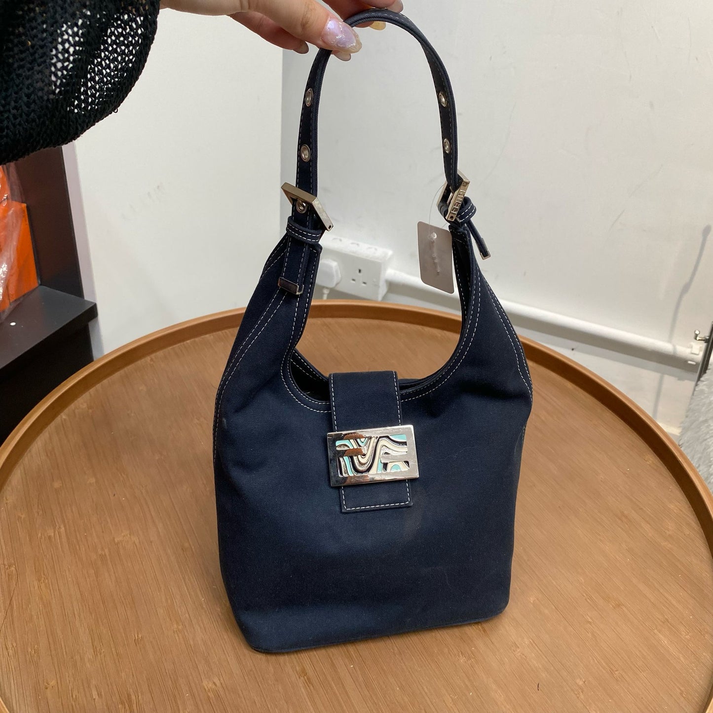 FENDI 琺瑯扣牛仔牛角腋下袋