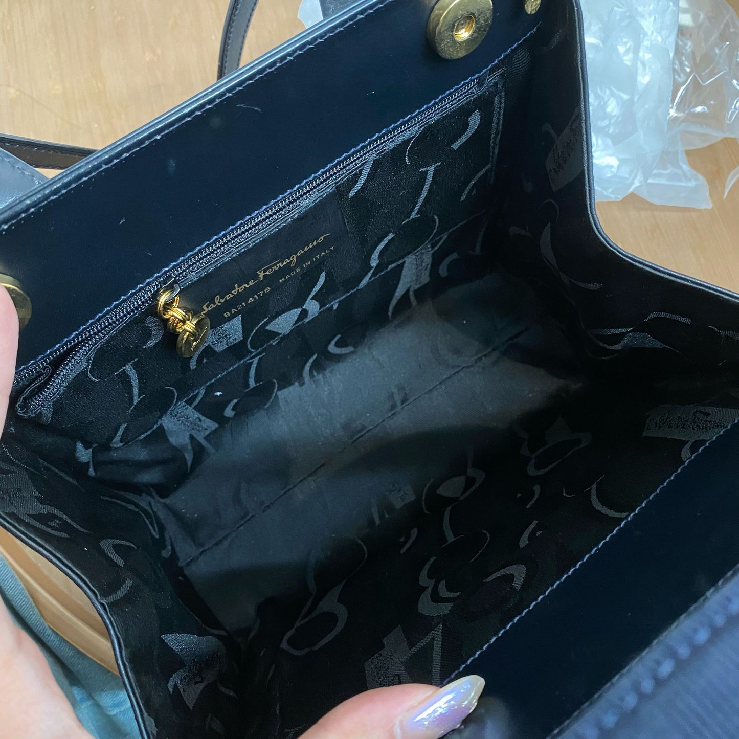 Ferragamo深藍袋