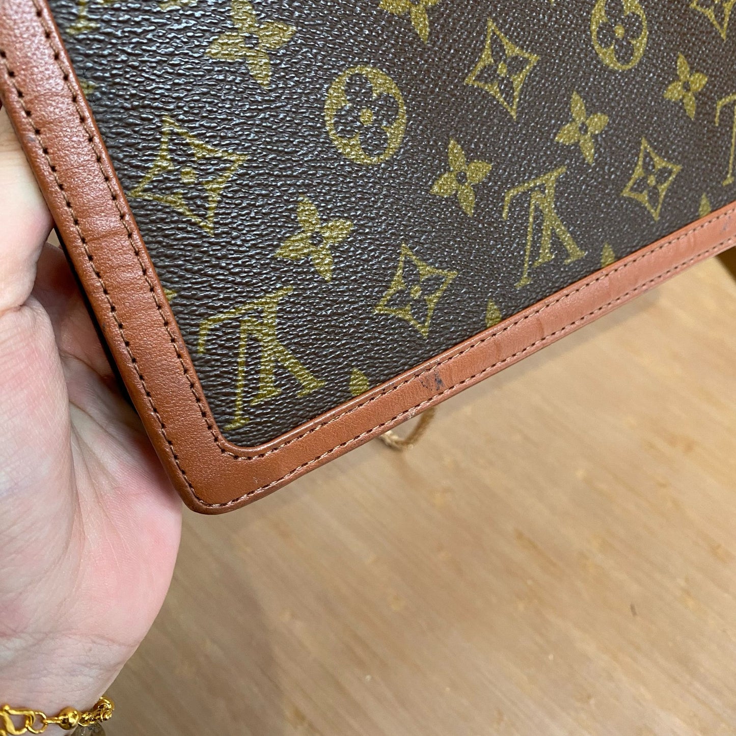 LV POUCH