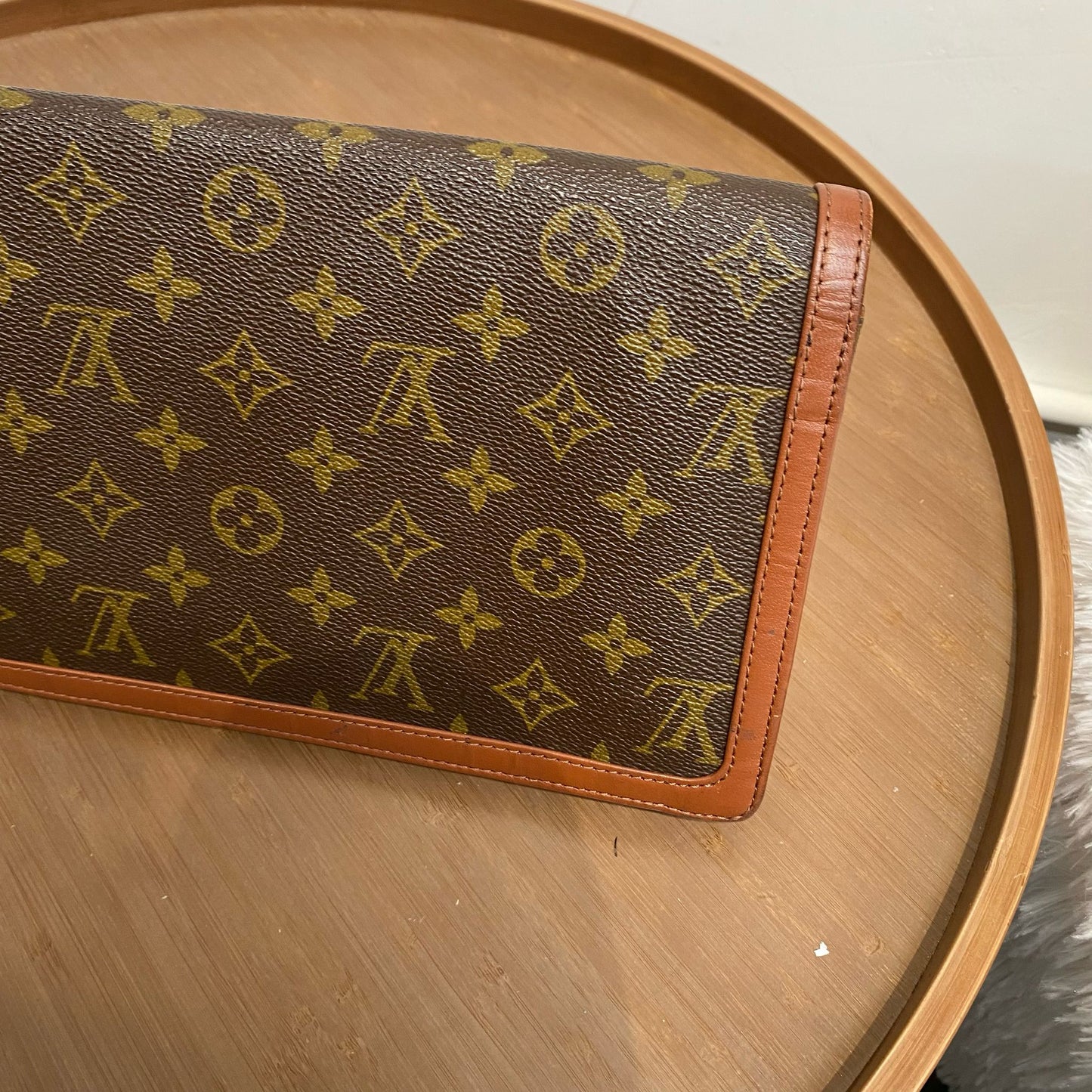 LV POUCH