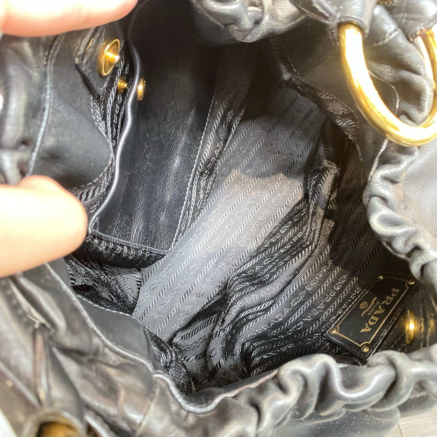 PRADA 黑金單肩包