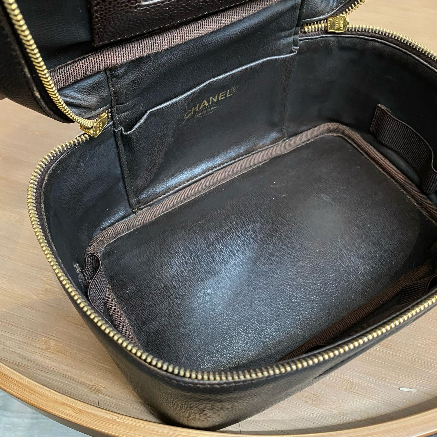 Chanel魚子醬牛皮深啡化妝袋 有貼