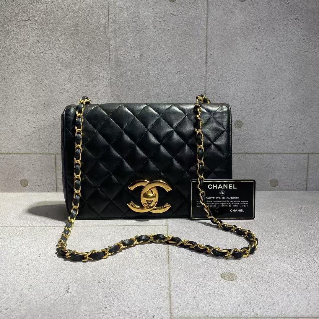 CHANEL 羊皮大logo