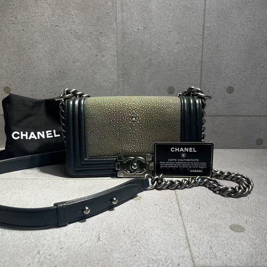 CHANEL 珍珠魚皮Boy