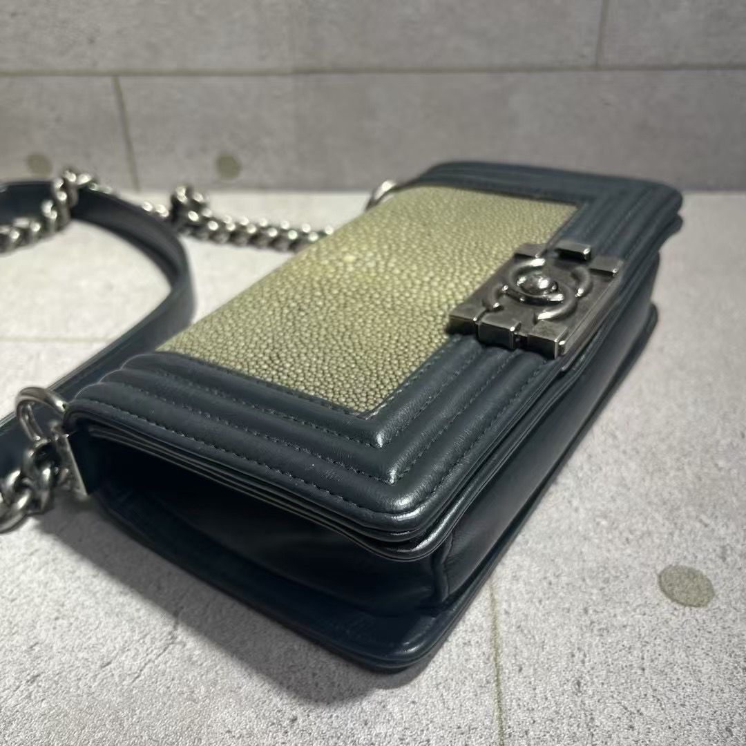 CHANEL 珍珠魚皮Boy