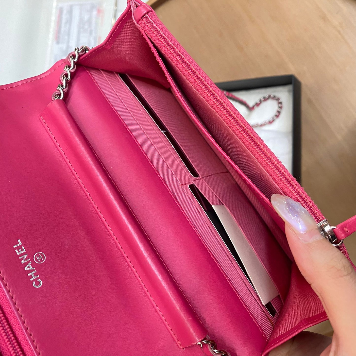 Chanel桃紅小包包 有盒有卡貼