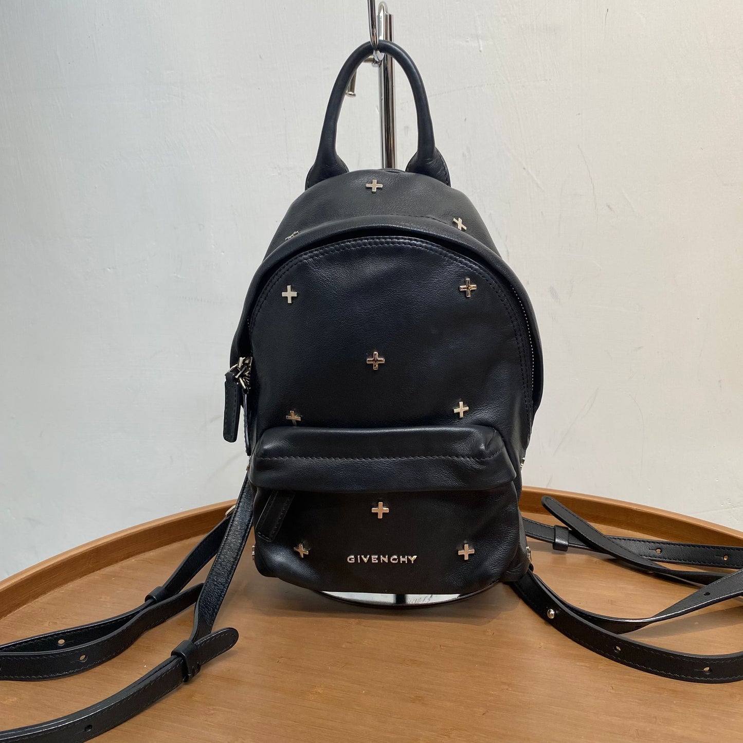 GIVENCHY十字黑皮背囊