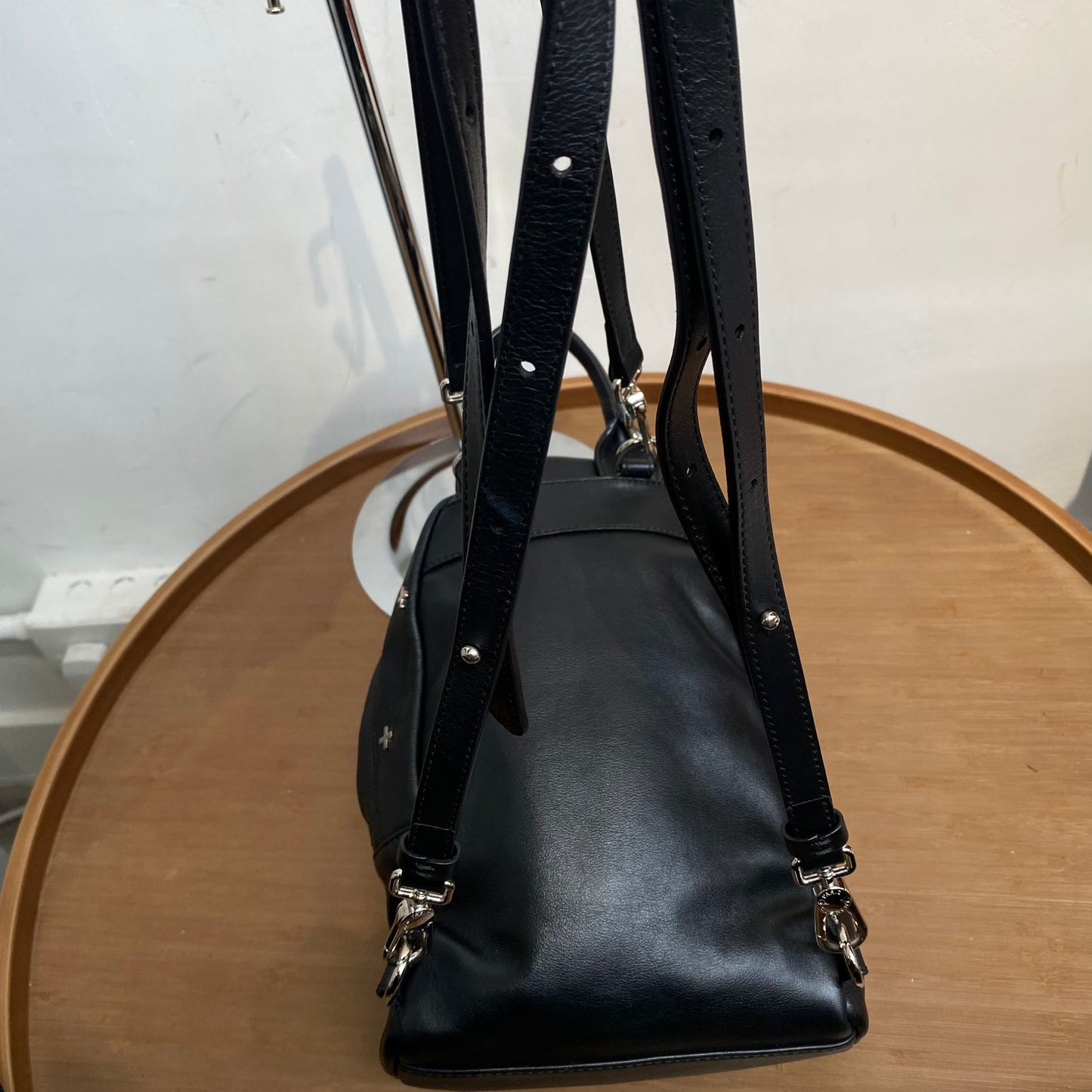 GIVENCHY十字黑皮背囊