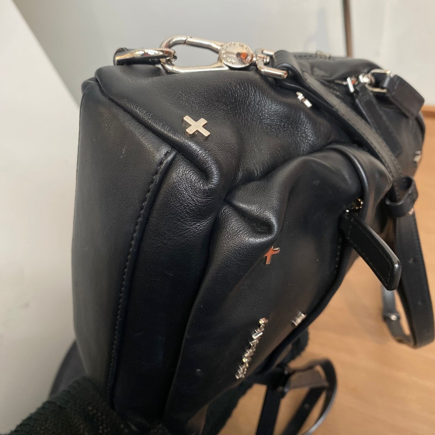 GIVENCHY十字黑皮背囊