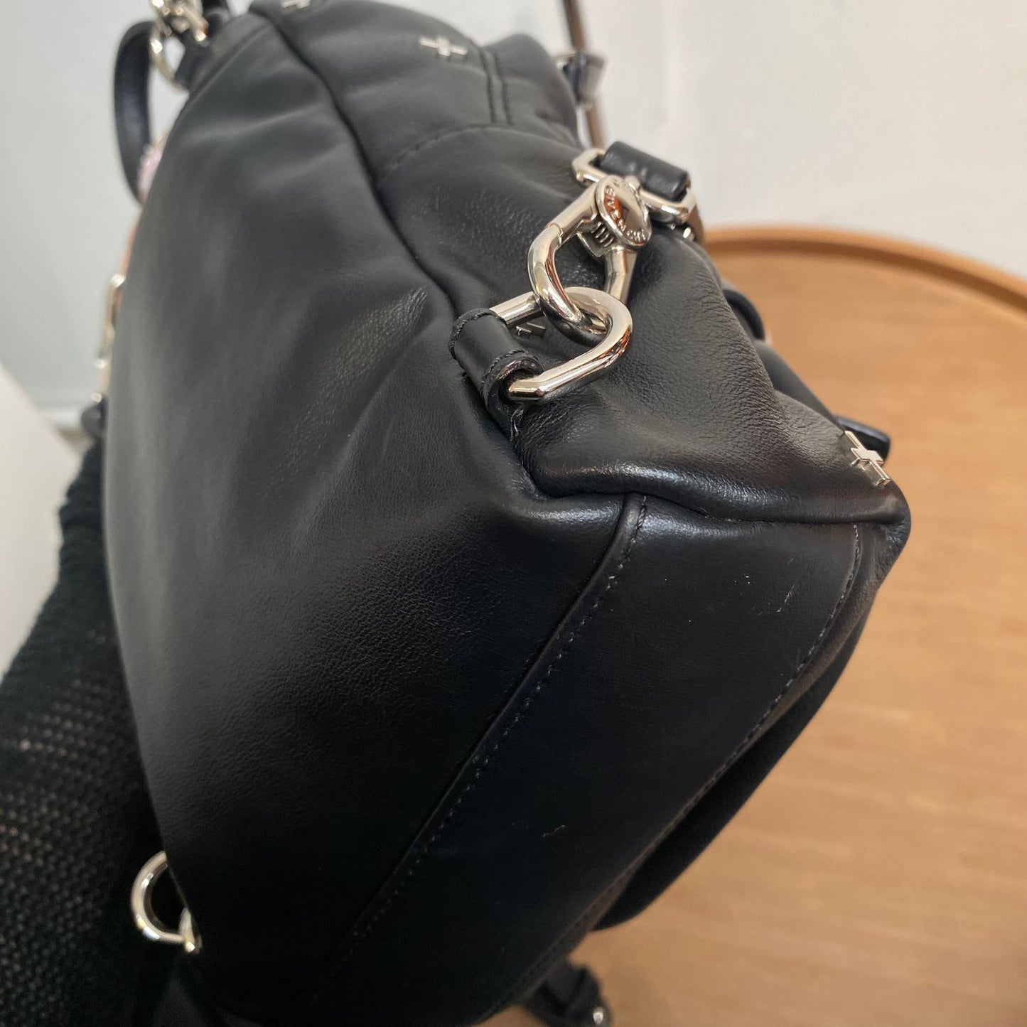 GIVENCHY十字黑皮背囊