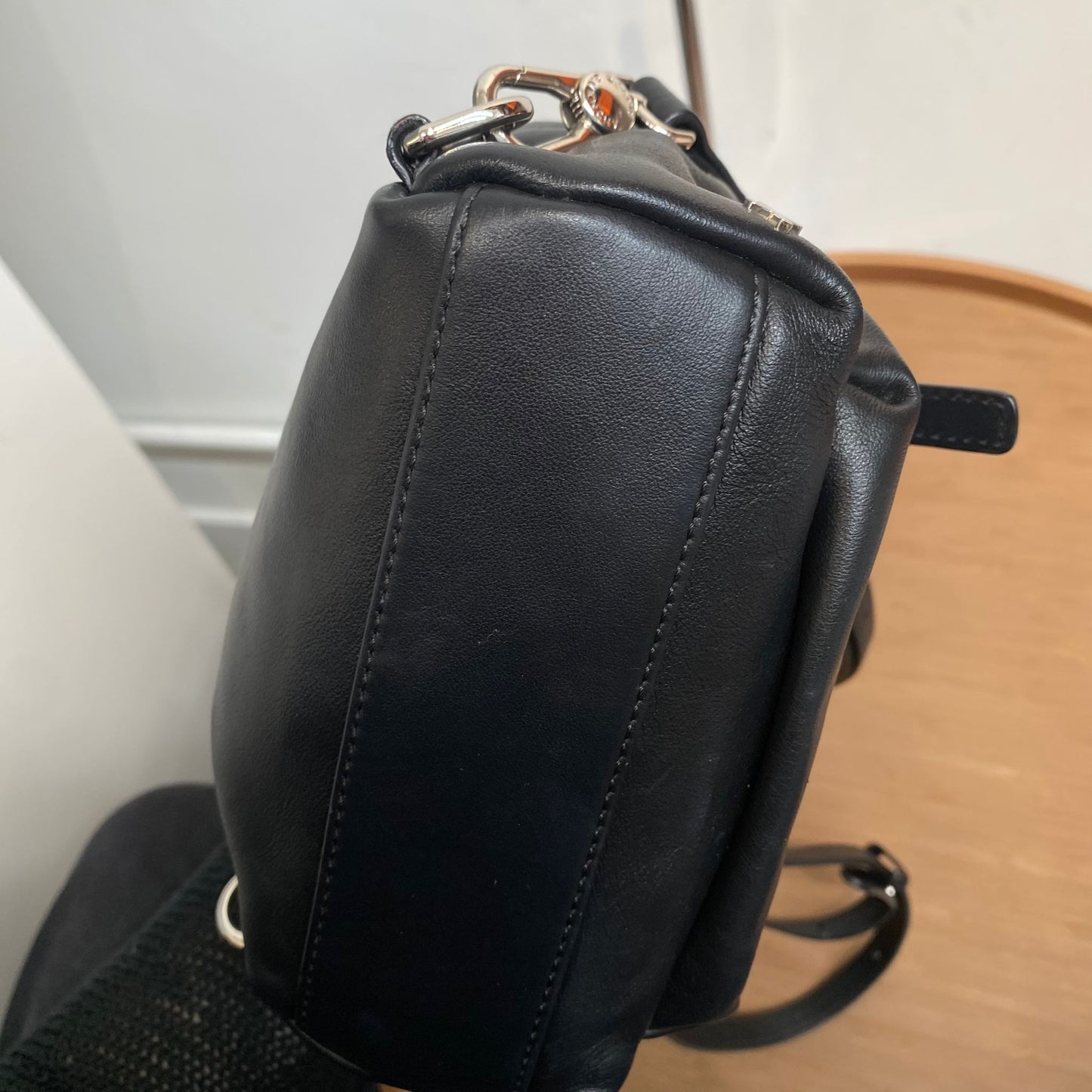 GIVENCHY十字黑皮背囊