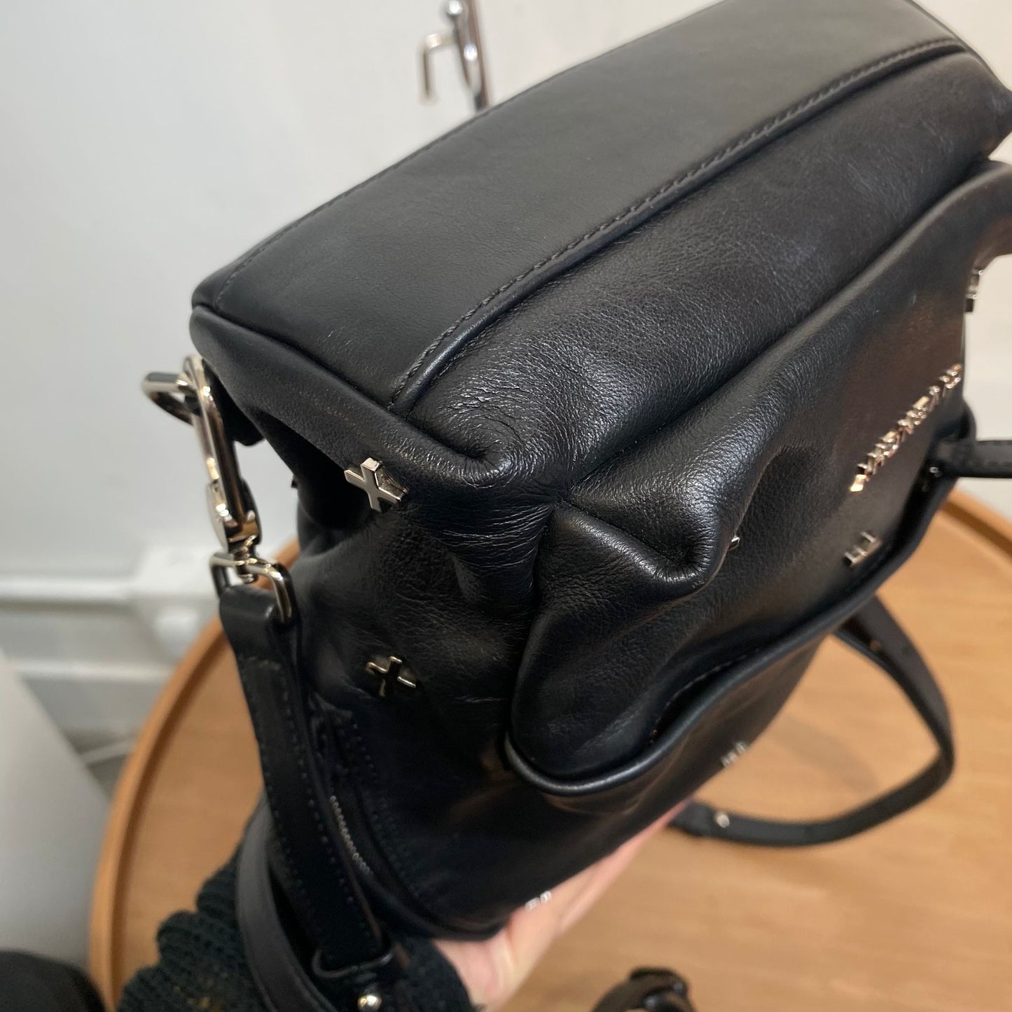 GIVENCHY十字黑皮背囊