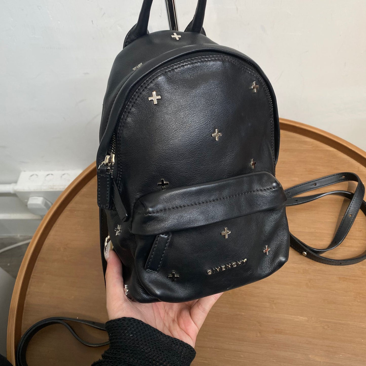 GIVENCHY十字黑皮背囊